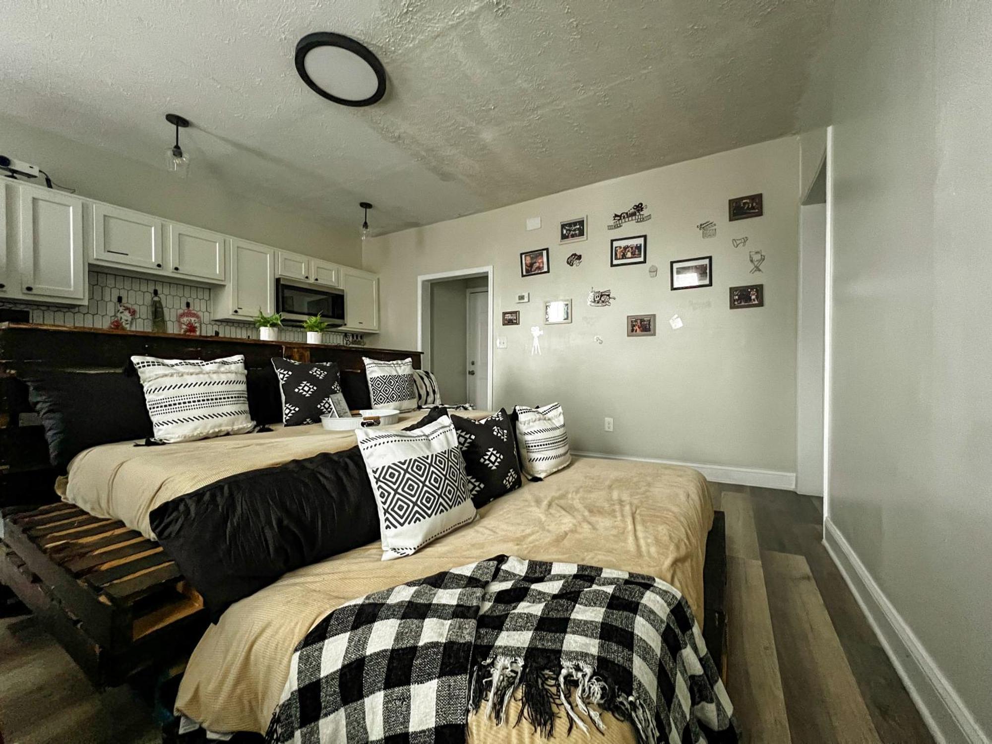 2 Lofts Downtown Louisville One Theater Room 外观 照片