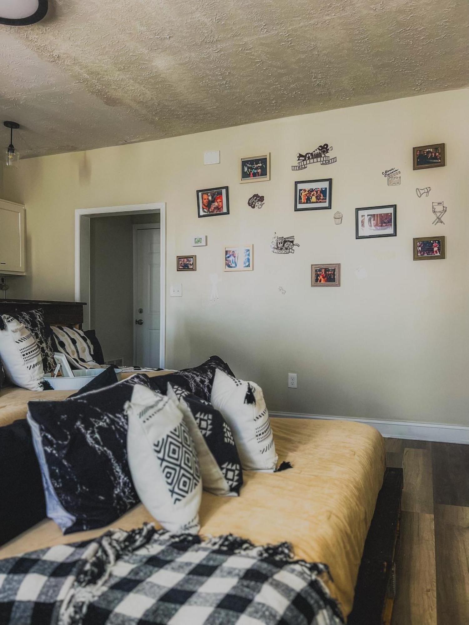 2 Lofts Downtown Louisville One Theater Room 外观 照片